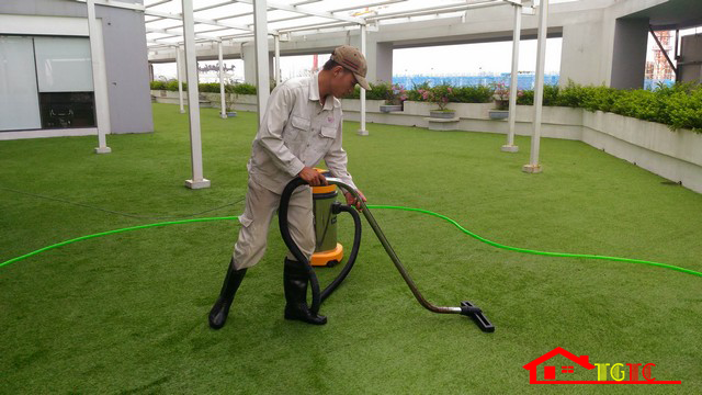 Cần thao tác vệ sinh thảm cỏ nhân tạo nhẹ nhàng để đảm bảo độ bền